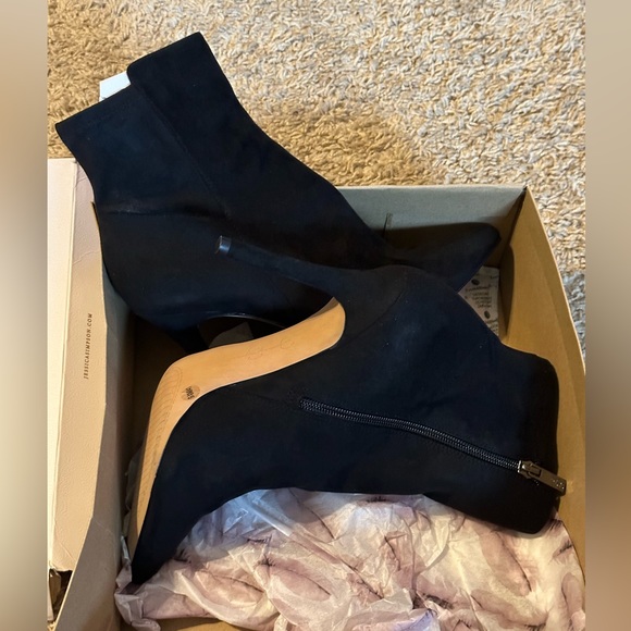 Jessica Simpson Women's
Larette Stretch Stiletto Booties “4” Heel - Picture 2 of 4